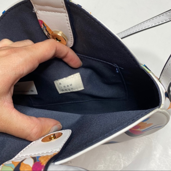 A New Day Floral Print Circle Crossbody Bag - Picture 7 of 8